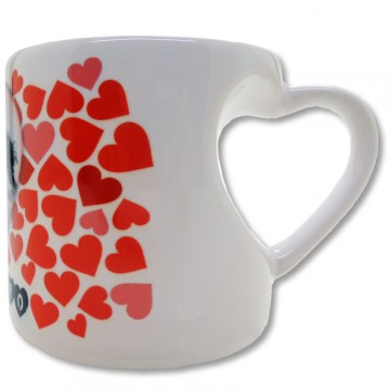 Taza blanca con forma corazón en el asa